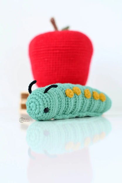 Ziggy the Caterpillar and its Apple (Crochet)